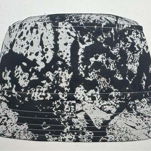SOLD❣️New! Black and White Patterned Bucket Hat - Picture 2 of 4